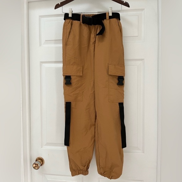 Forever 21  Release Belt Cargo Pants in size medium - Picture 3 of 6